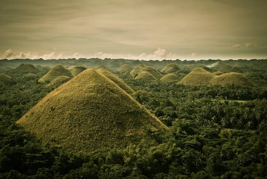 <strong>Colinas de Chocolate – Filipinas </strong>                                        Mais de mil montanhas cônicas cobertas por vegetação rasteira são a principal atração da Ilha de Bohol. Na época da seca as gramíneas escurecem e o tom amarronzado é o responsável pelo “chocolate” que dá nome do lugar