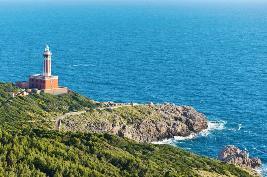 <a href="https://viajeaqui.abril.com.br/cidades/italia-anacapri" target="_blank" rel="noopener"><strong>Anacapri </strong></a> Do lado ocidental da ilha de Capri, Anacapri é a parte tranquila da ilha. Embora o turismo seja mais voltado para o centro histórico, vale curtir o visual da Baía de Nápoles com o vulcão Vesúvio ao fundo. <a href="https://www.booking.com/searchresults.en-gb.html?aid=332455&lang=en-gb&sid=eedbe6de09e709d664615ac6f1b39a5d&sb=1&src=searchresults&src_elem=sb&error_url=https%3A%2F%2Fwww.booking.com%2Fsearchresults.en-gb.html%3Faid%3D332455%3Bsid%3Deedbe6de09e709d664615ac6f1b39a5d%3Bcity%3D-126145%3Bclass_interval%3D1%3Bdest_id%3D1434%3Bdest_type%3Dregion%3Bdtdisc%3D0%3Bfrom_sf%3D1%3Bgroup_adults%3D2%3Bgroup_children%3D0%3Binac%3D0%3Bindex_postcard%3D0%3Blabel_click%3Dundef%3Bno_rooms%3D1%3Boffset%3D0%3Bpostcard%3D0%3Braw_dest_type%3Dregion%3Broom1%3DA%252CA%3Bsb_price_type%3Dtotal%3Bsearch_selected%3D1%3Bsrc%3Dsearchresults%3Bsrc_elem%3Dsb%3Bss%3DCapri%2520Island%252C%2520%25E2%2580%258BItaly%3Bss_all%3D0%3Bss_raw%3DCapri%3Bssb%3Dempty%3Bsshis%3D0%3Bssne_untouched%3DRavello%26%3B&ss=Anacapri%2C+%E2%80%8BCampania%2C+%E2%80%8BItaly&ssne=Capri+Island&ssne_untouched=Capri+Island&checkin_monthday=&checkin_month=&checkin_year=&checkout_monthday=&checkout_month=&checkout_year=&no_rooms=1&group_adults=2&group_children=0&highlighted_hotels=&from_sf=1&ss_raw=Anacapri&ac_position=0&ac_langcode=en&dest_id=-110381&dest_type=city&place_id_lat=40.5558&place_id_lon=14.21363&search_pageview_id=cc72917645b50144&search_selected=true&search_pageview_id=cc72917645b50144&ac_suggestion_list_length=5&ac_suggestion_theme_list_length=0" target="_blank" rel="noopener"><em>Busque hospedagens em Anacapri no Booking.com</em></a> <a href="https://viajeaqui.abril.com.br/cidades/italia-anacapri" target="_blank" rel="noopener"><strong>Anacapri </strong></a> Do lado ocidental da ilha de Capri, Anacapri é a parte tranquila da ilha. Embora o turismo seja mais voltado para o centro histórico, vale curtir o visual da Baía de Nápoles com o vulcão Vesúvio ao fundo. <a href="https://www.booking.com/searchresults.en-gb.html?aid=332455&lang=en-gb&sid=eedbe6de09e709d664615ac6f1b39a5d&sb=1&src=searchresults&src_elem=sb&error_url=https%3A%2F%2Fwww.booking.com%2Fsearchresults.en-gb.html%3Faid%3D332455%3Bsid%3Deedbe6de09e709d664615ac6f1b39a5d%3Bcity%3D-126145%3Bclass_interval%3D1%3Bdest_id%3D1434%3Bdest_type%3Dregion%3Bdtdisc%3D0%3Bfrom_sf%3D1%3Bgroup_adults%3D2%3Bgroup_children%3D0%3Binac%3D0%3Bindex_postcard%3D0%3Blabel_click%3Dundef%3Bno_rooms%3D1%3Boffset%3D0%3Bpostcard%3D0%3Braw_dest_type%3Dregion%3Broom1%3DA%252CA%3Bsb_price_type%3Dtotal%3Bsearch_selected%3D1%3Bsrc%3Dsearchresults%3Bsrc_elem%3Dsb%3Bss%3DCapri%2520Island%252C%2520%25E2%2580%258BItaly%3Bss_all%3D0%3Bss_raw%3DCapri%3Bssb%3Dempty%3Bsshis%3D0%3Bssne_untouched%3DRavello%26%3B&ss=Anacapri%2C+%E2%80%8BCampania%2C+%E2%80%8BItaly&ssne=Capri+Island&ssne_untouched=Capri+Island&checkin_monthday=&checkin_month=&checkin_year=&checkout_monthday=&checkout_month=&checkout_year=&no_rooms=1&group_adults=2&group_children=0&highlighted_hotels=&from_sf=1&ss_raw=Anacapri&ac_position=0&ac_langcode=en&dest_id=-110381&dest_type=city&place_id_lat=40.5558&place_id_lon=14.21363&search_pageview_id=cc72917645b50144&search_selected=true&search_pageview_id=cc72917645b50144&ac_suggestion_list_length=5&ac_suggestion_theme_list_length=0" target="_blank" rel="noopener"><em>Busque hospedagens em Anacapri no Booking.com</em></a>