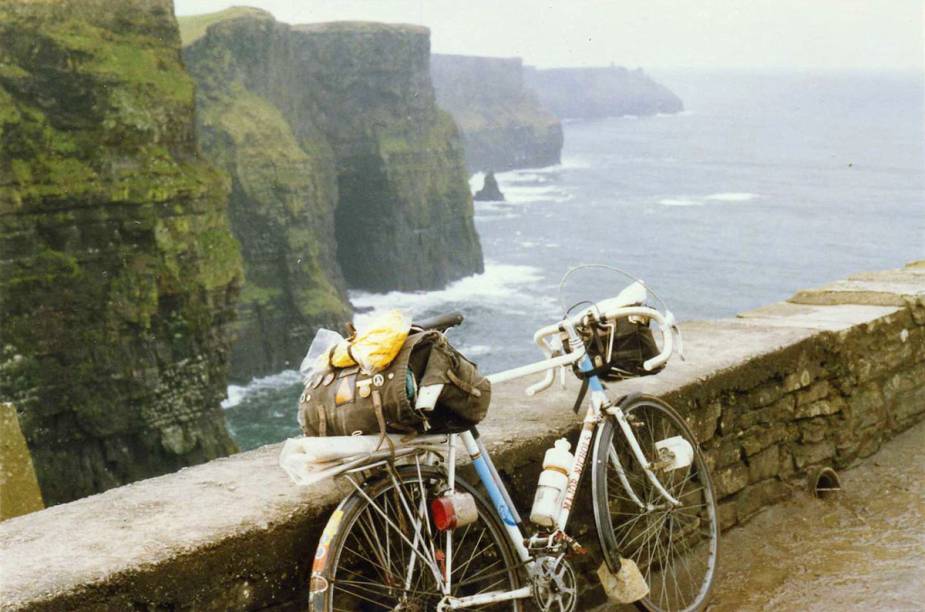 <strong>Cliffs of Moher, <a href="https://viajeaqui.abril.com.br/paises/irlanda" target="_blank" rel="noopener">Irlanda</a></strong> Pelo caminho, é possível parar para tirar fotografias do castelo Dunglaire, conhecer o monumento O’Brien Tower, de Poulnabrone, as tumbas de Gleninsheen e Burren. Ao final da trilha, o ciclista pode tomar um banho gelado de mar ou ainda saborear uma das tradicionais cervejas irlandesas para fechar com chave de ouro a aventura. Os melhores meses para visitar o país são julho e agosto. <strong>Cliffs of Moher, <a href="https://viajeaqui.abril.com.br/paises/irlanda" target="_blank" rel="noopener">Irlanda</a></strong> Pelo caminho, é possível parar para tirar fotografias do castelo Dunglaire, conhecer o monumento O’Brien Tower, de Poulnabrone, as tumbas de Gleninsheen e Burren. Ao final da trilha, o ciclista pode tomar um banho gelado de mar ou ainda saborear uma das tradicionais cervejas irlandesas para fechar com chave de ouro a aventura. Os melhores meses para visitar o país são julho e agosto.