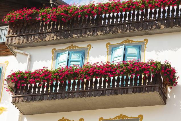 Típicas casinhas alpinas fazem parte da paisagem da cidadezinha de Cortina DAmpezzo, na Itália Típicas casinhas alpinas fazem parte da paisagem da cidadezinha de Cortina DAmpezzo, na Itália