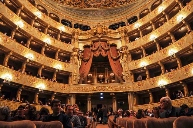 Local de encontro dos personagens de Eça (é lá onde Carlos da Maia mantinha um camarote), o <a href="https://tnsc.pt/" target="_blank" rel="noopener">Teatro de São Carlos</a> foi construído em 1793, com elementos neoclássicos e rococó, e era frequentado pela realeza e burguesia endinheirada. Hoje ainda abriga óperas e dá tours guiados pela construção. <em>(</em><em>Rua Serpa Pinto, 9)</em> Local de encontro dos personagens de Eça (é lá onde Carlos da Maia mantinha um camarote), o <a href="https://tnsc.pt/" target="_blank" rel="noopener">Teatro de São Carlos</a> foi construído em 1793, com elementos neoclássicos e rococó, e era frequentado pela realeza e burguesia endinheirada. Hoje ainda abriga óperas e dá tours guiados pela construção. <em>(</em><em>Rua Serpa Pinto, 9)</em>