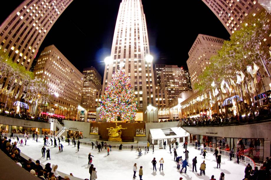 <strong><a href="https://viajeaqui.abril.com.br/cidades/estados-unidos-nova-york" rel="Nova York &ndash; EUA " target="_blank">Nova York &ndash; EUA </a></strong>    Os pr&eacute;dios e casas especialmente iluminados e adere&ccedil;ados para a ocasi&atilde;o t&ecirc;m a cobertura de neve como toque final. Algumas lojas t&ecirc;m tradi&ccedil;&atilde;o na decora&ccedil;&atilde;o de suas vitrines como Macy&rsquo;s, Tiffany e Saks. A gigantesca e brilhante &aacute;rvore de Natal do <a href="https://viajeaqui.abril.com.br/estabelecimentos/estados-unidos-nova-york-atracao-rockfeller-center" rel="Rockefeller Center" target="_blank">Rockefeller Center</a> (foto) &eacute; uma das mais famosas da cidade. Uma pista de patina&ccedil;&atilde;o de gelo &ldquo;embaixo&rdquo; dela &eacute; entretenimento cl&aacute;ssico na temporada    <a href="https://www.booking.com/city/us/new-york.pt-br.html?aid=332455&label=viagemabril-natal" rel="Veja hot&eacute;is em Nova York no booking.com" target="_blank"><em>Veja hot&eacute;is em Nova York no Booking.com</em></a>
