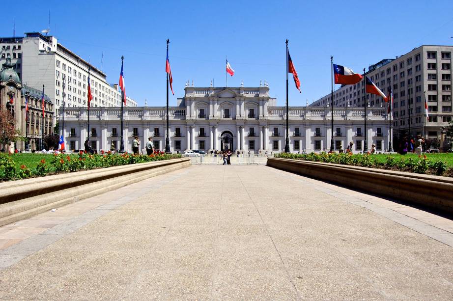 <strong>3. <a href="https://viajeaqui.abril.com.br/estabelecimentos/chile-santiago-atracao-palacio-de-la-moneda" rel="Palacio de la Moneda" target="_blank">Palacio de la Moneda</a></strong> Qualquer panfleto turístico de Santiago que se preze tem uma imagem do Palacio de la Moneda. E não é para menos: o local é a sede da presidência do Chile e fica no coração de sua capital. Inaugurado em 1805 como Casa da Moeda, o edifício exibe um lindo estilo neoclássico e é cercado por uma praça florida perfeita para belas caminhadas <strong>3. <a href="https://viajeaqui.abril.com.br/estabelecimentos/chile-santiago-atracao-palacio-de-la-moneda" rel="Palacio de la Moneda" target="_blank">Palacio de la Moneda</a></strong> Qualquer panfleto turístico de Santiago que se preze tem uma imagem do Palacio de la Moneda. E não é para menos: o local é a sede da presidência do Chile e fica no coração de sua capital. Inaugurado em 1805 como Casa da Moeda, o edifício exibe um lindo estilo neoclássico e é cercado por uma praça florida perfeita para belas caminhadas