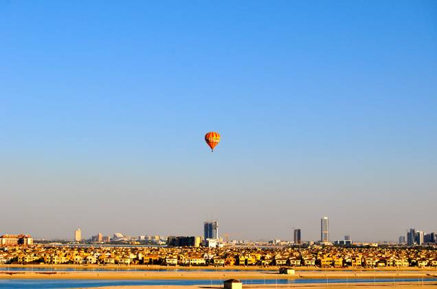 Tudo acontece em <a href="https://beta-develop.viagemeturismo.abril.com.br/cidades/dubai/">Dubai</a>. Passeios de balão também. Alguns voos até passam sobre a cidade dos <a href="https://beta-develop.viagemeturismo.abril.com.br/paises/emirados-arabes-unidos/">Emirados Árabes Unidos</a>, onde os turistas podem observar a modernidade e luxo árabe. Mas o passeio mais procurado é sobre o deserto. A 30 minutos da cidade, quem sobe em um balão no deserto é presenteado com a visão de dunas, oásis e camelos. Tudo acontece em <a href="https://beta-develop.viagemeturismo.abril.com.br/cidades/dubai/">Dubai</a>. Passeios de balão também. Alguns voos até passam sobre a cidade dos <a href="https://beta-develop.viagemeturismo.abril.com.br/paises/emirados-arabes-unidos/">Emirados Árabes Unidos</a>, onde os turistas podem observar a modernidade e luxo árabe. Mas o passeio mais procurado é sobre o deserto. A 30 minutos da cidade, quem sobe em um balão no deserto é presenteado com a visão de dunas, oásis e camelos.