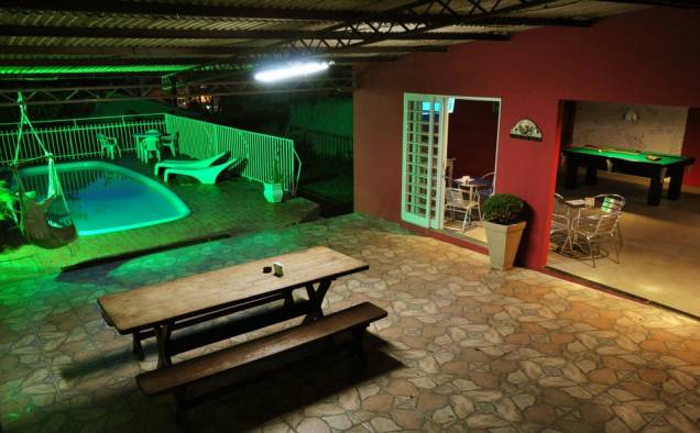 <strong><a href="https://viajeaqui.abril.com.br/estabelecimentos/br-pr-foz-do-iguacu-hospedagem-iguassu-guest-house" rel="Iguassu Guest House" target="_blank">Iguassu Guest House</a>, em <a href="https://viajeaqui.abril.com.br/cidades/br-pr-foz-do-iguacu" rel="Foz do Iguaçu" target="_blank">Foz do Iguaçu</a> (<a href="https://viajeaqui.abril.com.br/estados/br-parana" rel="PR" target="_blank">PR</a>)</strong> Os quartos são amplos e bem-equipados para o padrão de um hostel, com TV e ar-condicionado. É repleto de jovens, que à noite lotam o bar. <a href="https://www.booking.com/hotel/br/iguassu-guest-house.pt-br.html?aid=332455&label=viagemabril-hostelsdescolados" rel="BOOKING.COM: veja os preços e faça sua reserva no Iguassu Guest House" target="_blank">BOOKING.COM: veja os preços e faça sua reserva no Iguassu Guest House</a> <strong><a href="https://viajeaqui.abril.com.br/estabelecimentos/br-pr-foz-do-iguacu-hospedagem-iguassu-guest-house" rel="Iguassu Guest House" target="_blank">Iguassu Guest House</a>, em <a href="https://viajeaqui.abril.com.br/cidades/br-pr-foz-do-iguacu" rel="Foz do Iguaçu" target="_blank">Foz do Iguaçu</a> (<a href="https://viajeaqui.abril.com.br/estados/br-parana" rel="PR" target="_blank">PR</a>)</strong> Os quartos são amplos e bem-equipados para o padrão de um hostel, com TV e ar-condicionado. É repleto de jovens, que à noite lotam o bar. <a href="https://www.booking.com/hotel/br/iguassu-guest-house.pt-br.html?aid=332455&label=viagemabril-hostelsdescolados" rel="BOOKING.COM: veja os preços e faça sua reserva no Iguassu Guest House" target="_blank">BOOKING.COM: veja os preços e faça sua reserva no Iguassu Guest House</a>