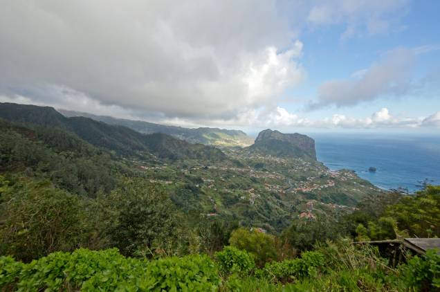 <strong>ILHA DA MADEIRA </strong> Parte do território português, a Ilha da Madeira tem idioma, costumes e moeda europeus, mas um clima subtropical – e, até a edição 2012 do Guinness, o maior espetáculo de fogos de Réveillon do mundo. No roteiro, são três noites na ilha, no <a href="https://bit.ly/pstn_cp" rel="Pestana Casino" target="_blank">Pestana Casino</a>, com ceia no dia 31 e tour por Funchal, a capital, e três em <a href="https://viajeaqui.abril.com.br/cidades/portugal-lisboa?iframe=true" rel="Lisboa" target="_self">Lisboa</a>, no <a href="https://bit.ly/tvl_lsb" rel="Tivoli" target="_blank">Tivoli</a>, de onde partem passeios para <a href="https://viajeaqui.abril.com.br/cidades/portugal-sintra" rel="Sintra" target="_self">Sintra</a> e <a href="https://viajeaqui.abril.com.br/cidades/portugal-cascais-e-estoril" rel="Cascais" target="_self">Cascais</a> <strong>QUANDO:</strong> Em 29 de dezembro <strong>QUEM LEVA:</strong> A <a href="https://bit.ly/b_vy" rel="Bon Voyage" target="_blank">Bon Voyage</a> <strong>QUANTO: </strong>US$ 1 578 (sem aéreo) <strong>ILHA DA MADEIRA </strong> Parte do território português, a Ilha da Madeira tem idioma, costumes e moeda europeus, mas um clima subtropical – e, até a edição 2012 do Guinness, o maior espetáculo de fogos de Réveillon do mundo. No roteiro, são três noites na ilha, no <a href="https://bit.ly/pstn_cp" rel="Pestana Casino" target="_blank">Pestana Casino</a>, com ceia no dia 31 e tour por Funchal, a capital, e três em <a href="https://viajeaqui.abril.com.br/cidades/portugal-lisboa?iframe=true" rel="Lisboa" target="_self">Lisboa</a>, no <a href="https://bit.ly/tvl_lsb" rel="Tivoli" target="_blank">Tivoli</a>, de onde partem passeios para <a href="https://viajeaqui.abril.com.br/cidades/portugal-sintra" rel="Sintra" target="_self">Sintra</a> e <a href="https://viajeaqui.abril.com.br/cidades/portugal-cascais-e-estoril" rel="Cascais" target="_self">Cascais</a> <strong>QUANDO:</strong> Em 29 de dezembro <strong>QUEM LEVA:</strong> A <a href="https://bit.ly/b_vy" rel="Bon Voyage" target="_blank">Bon Voyage</a> <strong>QUANTO: </strong>US$ 1 578 (sem aéreo)