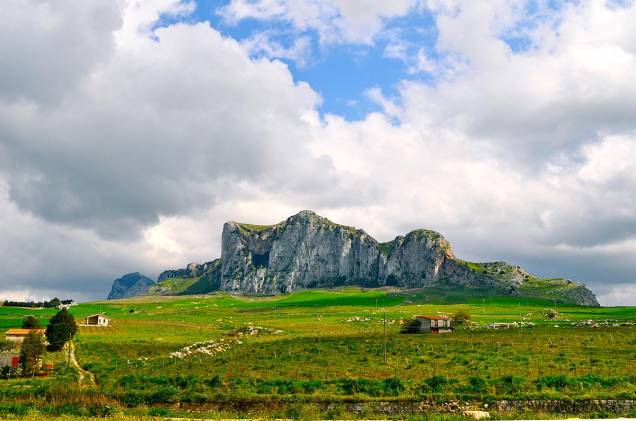 <strong>Sicilia, <a href="https://viajeaqui.abril.com.br/paises/italia" target="_blank" rel="noopener">Itália</a></strong> Ainda na Sicília, existe a opção de pedalar por cerca de quatro dias pela cidade Corleone, famosa no clássico filme "O Poderoso Chefão". São cerca de 330 quilômetros para conhecer os principais pontos nos arredores do município, que podem ser percorridos com ou sem guia. O clima mediterrâneo faz da Sicília amiga dos ciclistas durante o ano inteiro. Os turistas ainda podem fazer paradas para um mergulho no mar azul que cerca a ilha. <strong>Sicilia, <a href="https://viajeaqui.abril.com.br/paises/italia" target="_blank" rel="noopener">Itália</a></strong> Ainda na Sicília, existe a opção de pedalar por cerca de quatro dias pela cidade Corleone, famosa no clássico filme "O Poderoso Chefão". São cerca de 330 quilômetros para conhecer os principais pontos nos arredores do município, que podem ser percorridos com ou sem guia. O clima mediterrâneo faz da Sicília amiga dos ciclistas durante o ano inteiro. Os turistas ainda podem fazer paradas para um mergulho no mar azul que cerca a ilha.