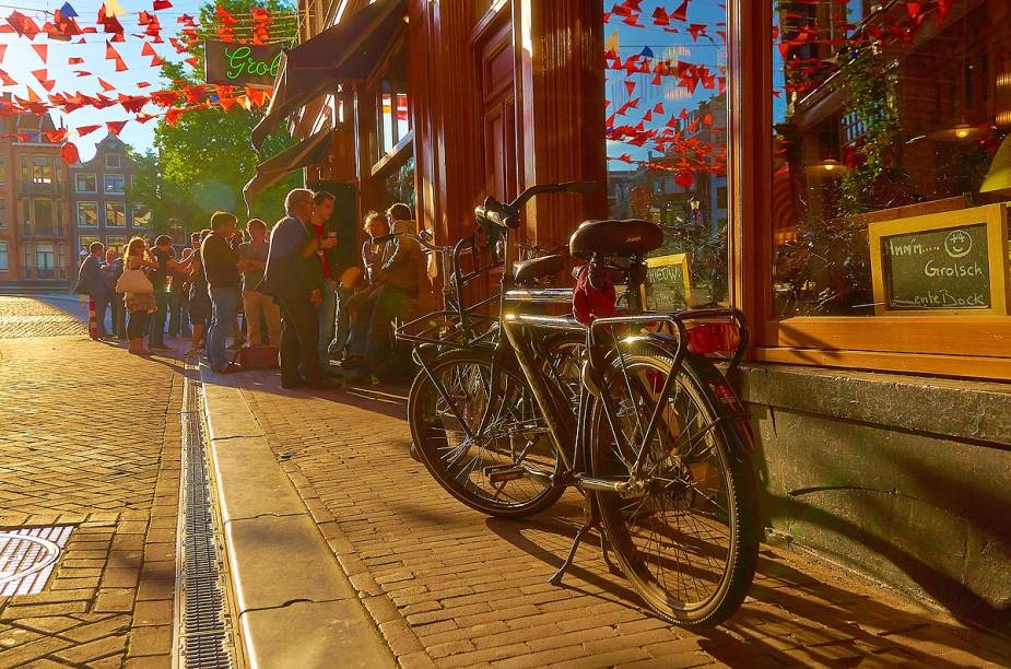 <strong><a href="https://viajeaqui.abril.com.br/cidades/holanda-amsterda" target="_blank" rel="noopener">Amsterdã</a>, <a href="https://viajeaqui.abril.com.br/paises/holanda" target="_blank" rel="noopener">Holanda</a></strong> A cidade onde se calcula a média de uma bicicleta por habitante não poderia ficar de fora na lista de destinos para pedalar. Além das ciclovias, em Amsterdã existem semáforos e estacionamentos próprios para bikes. O terreno plano facilita a locomoção com o veículo por toda a cidade, e a visita a pontos turísticos como o <a href="https://viajeaqui.abril.com.br/estabelecimentos/holanda-amsterda-atracao-museu-van-gogh" target="_blank" rel="noopener">Museu Van Gogh</a>, o museu <a href="https://viajeaqui.abril.com.br/estabelecimentos/holanda-amsterda-atracao-rijksmuseum" target="_blank" rel="noopener">Rijksmuseum</a>, a Pieter Cornelisz Hooftstraat, o <a href="https://viajeaqui.abril.com.br/estabelecimentos/holanda-amsterda-atracao-vondelpark" target="_blank" rel="noopener">Vondelpark</a>, tudo passando pelos famosos canais de Amsterdã. <strong><a href="https://viajeaqui.abril.com.br/cidades/holanda-amsterda" target="_blank" rel="noopener">Amsterdã</a>, <a href="https://viajeaqui.abril.com.br/paises/holanda" target="_blank" rel="noopener">Holanda</a></strong> A cidade onde se calcula a média de uma bicicleta por habitante não poderia ficar de fora na lista de destinos para pedalar. Além das ciclovias, em Amsterdã existem semáforos e estacionamentos próprios para bikes. O terreno plano facilita a locomoção com o veículo por toda a cidade, e a visita a pontos turísticos como o <a href="https://viajeaqui.abril.com.br/estabelecimentos/holanda-amsterda-atracao-museu-van-gogh" target="_blank" rel="noopener">Museu Van Gogh</a>, o museu <a href="https://viajeaqui.abril.com.br/estabelecimentos/holanda-amsterda-atracao-rijksmuseum" target="_blank" rel="noopener">Rijksmuseum</a>, a Pieter Cornelisz Hooftstraat, o <a href="https://viajeaqui.abril.com.br/estabelecimentos/holanda-amsterda-atracao-vondelpark" target="_blank" rel="noopener">Vondelpark</a>, tudo passando pelos famosos canais de Amsterdã.