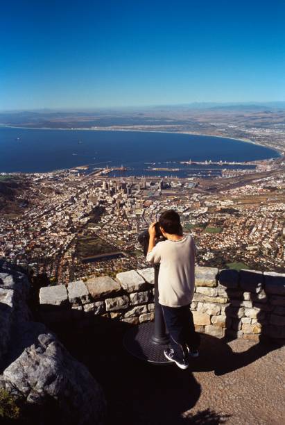 De cima da <a href="https://viajeaqui.abril.com.br/estabelecimentos/africa-do-sul-cidade-do-cabo-atracao-table-mountain" rel="Table Mountain" target="_blank">Table Mountain</a>, a mil metros de altura, aproveite para contemplar as praias, o estádio de futebol e a Robben Island