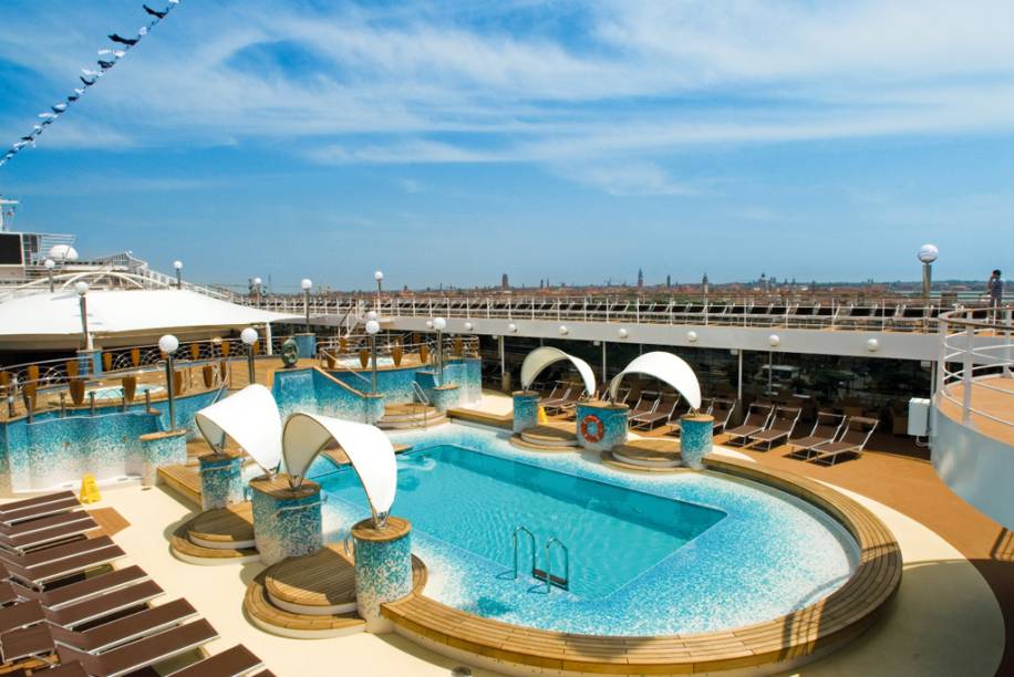 Piscina com borda molhada resgata o clima de praia