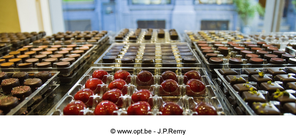 Chocolates são uma arte na Bélgica. Chefs patisser daqui preparam variações insanamente deliciosas vendidas em quiosques com mal-intecionadas vitrines