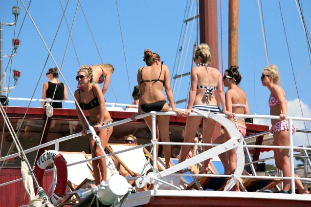 <strong>10. <a href="https://viajeaqui.abril.com.br/paises/croacia" target="_blank" rel="noopener">COSTA DA CROÁCIA</a></strong> O litoral da Croácia é um dos mais populares destinos de verão para os jovens da <a href="https://viajeaqui.abril.com.br/continentes/europa" target="_blank" rel="noopener">Europa</a>: em uma jornada pela região em meados do ano, quando o calor está bombando no país, espere encontrar diversos grupos de viajantes fazendo festas homéricas dentro de barcos e em discotecas. <strong>10. <a href="https://viajeaqui.abril.com.br/paises/croacia" target="_blank" rel="noopener">COSTA DA CROÁCIA</a></strong> O litoral da Croácia é um dos mais populares destinos de verão para os jovens da <a href="https://viajeaqui.abril.com.br/continentes/europa" target="_blank" rel="noopener">Europa</a>: em uma jornada pela região em meados do ano, quando o calor está bombando no país, espere encontrar diversos grupos de viajantes fazendo festas homéricas dentro de barcos e em discotecas.