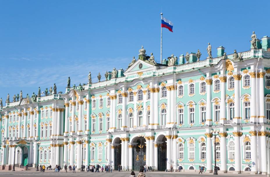 No coração de São Petersburgo, na porção mais ocidental da Rússia, o palácio que serviu de residência aos czares abriga uma das maiores coleções de arte do mundo, com um grandioso acervo impressionista e telas do quilate de<em> A Dança, </em>considerada a obra-prima de Henri Matisse. <strong>Grátis na primeira quinta-feira do mês </strong><em>(preço regular: RUB 700, cerca de € 9).</em> No coração de São Petersburgo, na porção mais ocidental da Rússia, o palácio que serviu de residência aos czares abriga uma das maiores coleções de arte do mundo, com um grandioso acervo impressionista e telas do quilate de<em> A Dança, </em>considerada a obra-prima de Henri Matisse. <strong>Grátis na primeira quinta-feira do mês </strong><em>(preço regular: RUB 700, cerca de € 9).</em>
