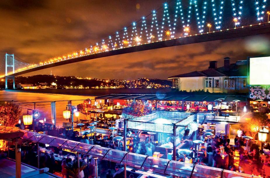 <strong><a href="https://reina.com.tr" rel="Reina" target="_blank">Reina</a>, <a href="https://viajeaqui.abril.com.br/cidades/turquia-istambul" rel="Istambul" target="_blank">Istambul</a>: a melhor vista suspensa</strong>"Jantar ao ar livre na Europa com vista para o estreito de Bósforo e o continente asiático logo à frente. Ótima comida mediterrânea e turca com bom som. A melhor opção de hospedagem é o famoso hotel Ciragan, antigo palácio do sultão." <strong><a href="https://reina.com.tr" rel="Reina" target="_blank">Reina</a>, <a href="https://viajeaqui.abril.com.br/cidades/turquia-istambul" rel="Istambul" target="_blank">Istambul</a>: a melhor vista suspensa</strong>"Jantar ao ar livre na Europa com vista para o estreito de Bósforo e o continente asiático logo à frente. Ótima comida mediterrânea e turca com bom som. A melhor opção de hospedagem é o famoso hotel Ciragan, antigo palácio do sultão."