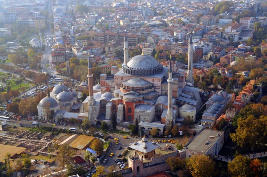 Aya Sofia foi construída pelo imperador Justiniano entre os anos 527 e 537. No século 15 foi transformada em mesquita pelos otomanos e, hoje, é um museu Aya Sofia foi construída pelo imperador Justiniano entre os anos 527 e 537. No século 15 foi transformada em mesquita pelos otomanos e, hoje, é um museu