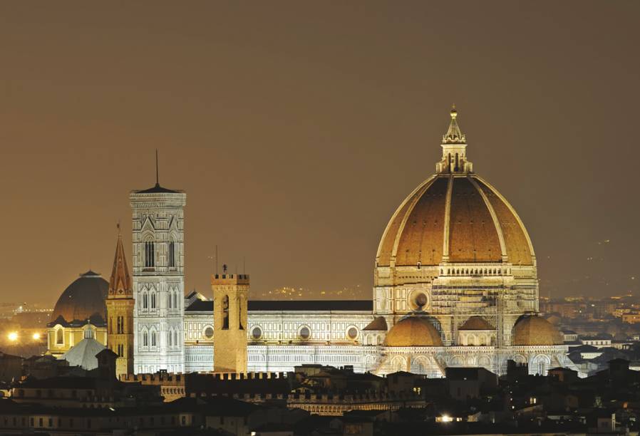 A Catedral de <a href="https://viajeaqui.abril.com.br/cidades/italia-florenca-firenze" rel="Florença">Florença</a>, chamada de Duomo, começou a ser construída em 1296. A imponente cúpula, projetada por Filippo Brunelleschi, é um dos símbolos da cidade