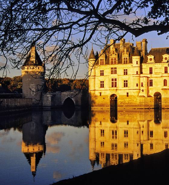 O bel&iacute;ssimo e feminino Castelo de Chenonceau, sobre o Rio Cher