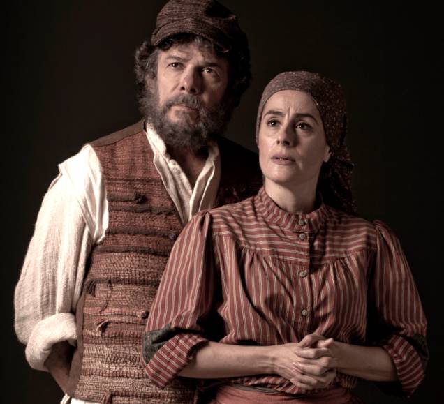 <strong>Um Violinista no Telhado</strong><br />O musical que estreou na Broadway em 1964 já passou pelo Rio de Janeiro e arrebatou 85 mil espectadores em 2011. No dia 16 de março inicia a temporada no Teatro Alfa, em São Paulo. Na montagem brasileira (produção musical de Charles Möeller e Claudio Botelho) José Mayer, que estreia no gênero, interpreta Tevye, o protagonista, leiteiro de um vilarejo judeu da Rússia dos czares. A história é baseada nos contos judaicos de Sholom Aleichem. Haverá pré-estreias nos dias 8 e 9 de março, com parte da renda revertida para instituições beneficentes. Os ingressos vão de R$ 40 a R$ 200 e o espetáculo ficará em cartaz até dia 15 de julho. <em><a href="https://www.umviolinistanotelhado.com.br/" rel="www.umviolinistanotelhado.com.br" target="_blank">www.umviolinistanotelhado.com.br</a></em> <strong>Um Violinista no Telhado</strong><br />O musical que estreou na Broadway em 1964 já passou pelo Rio de Janeiro e arrebatou 85 mil espectadores em 2011. No dia 16 de março inicia a temporada no Teatro Alfa, em São Paulo. Na montagem brasileira (produção musical de Charles Möeller e Claudio Botelho) José Mayer, que estreia no gênero, interpreta Tevye, o protagonista, leiteiro de um vilarejo judeu da Rússia dos czares. A história é baseada nos contos judaicos de Sholom Aleichem. Haverá pré-estreias nos dias 8 e 9 de março, com parte da renda revertida para instituições beneficentes. Os ingressos vão de R$ 40 a R$ 200 e o espetáculo ficará em cartaz até dia 15 de julho. <em><a href="https://www.umviolinistanotelhado.com.br/" rel="www.umviolinistanotelhado.com.br" target="_blank">www.umviolinistanotelhado.com.br</a></em>