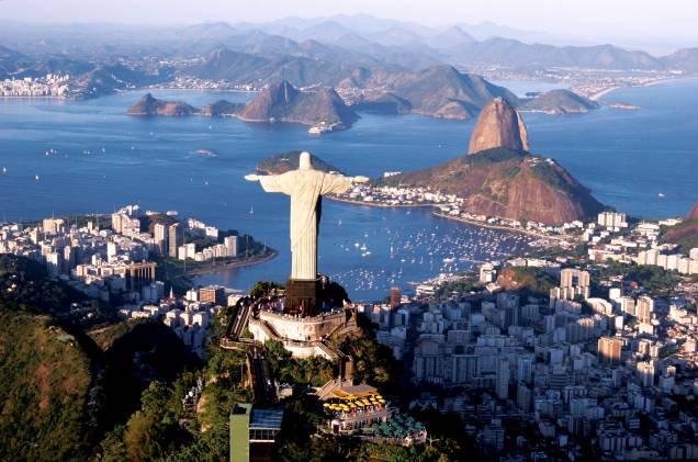 O monumento tem 38 metros de altura, e a "envergadura" do Cristo mede 28 metros. O monumento tem 38 metros de altura, e a "envergadura" do Cristo mede 28 metros.