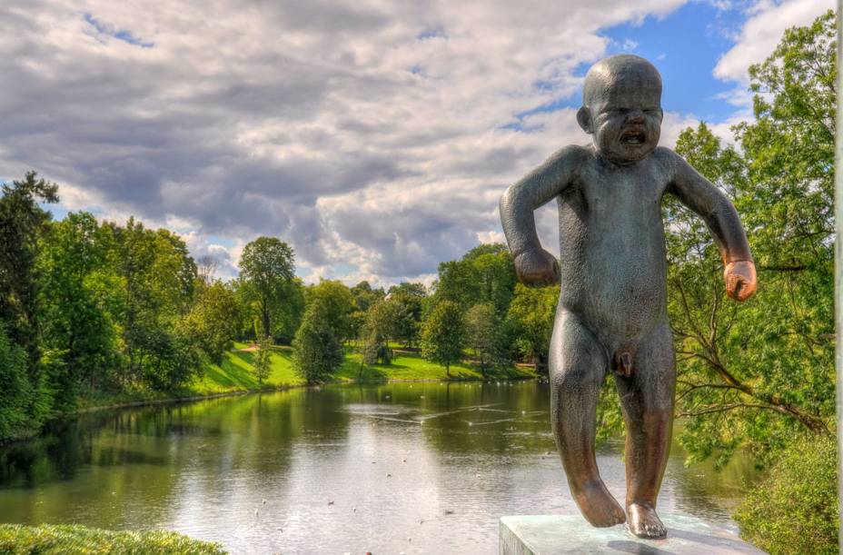 Fica em Oslo a atração mais visitada da Noruega, um parque com paisagismo impecável e 212 esculturas em bronze e granito do norueguês Gustav Vigeland (1869–1943), todas com figuras humanas nuas e em movimento, a exemplo do grande obelisco no qual se amontoam dezenas de corpos. Para quem vai à cidade, é uma visita obrigatória. <strong>Grátis diariamente.</strong> Fica em Oslo a atração mais visitada da Noruega, um parque com paisagismo impecável e 212 esculturas em bronze e granito do norueguês Gustav Vigeland (1869–1943), todas com figuras humanas nuas e em movimento, a exemplo do grande obelisco no qual se amontoam dezenas de corpos. Para quem vai à cidade, é uma visita obrigatória. <strong>Grátis diariamente.</strong>