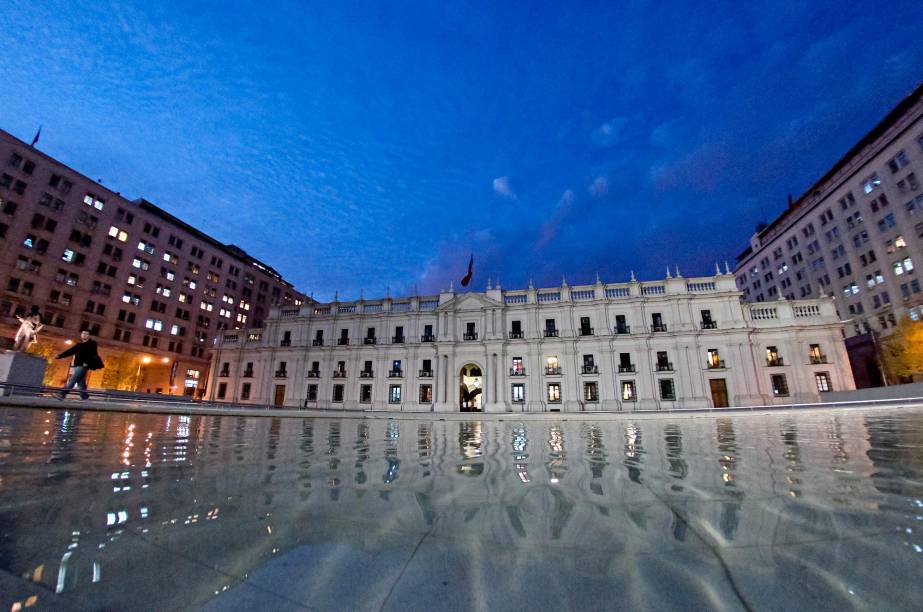 <strong>3. <a href="https://viajeaqui.abril.com.br/estabelecimentos/chile-santiago-atracao-palacio-de-la-moneda" rel="Palacio de la Moneda" target="_blank">Palacio de la Moneda</a></strong>        Às 10h costuma ser realizada no local a cerimônia da troca da guarda presidencial, um evento que rende ótimas fotos. Visitas guiadas também são realizadas periodicamente em determinados espaços internos do Palacio de la Moneda