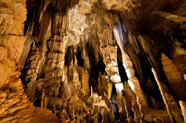 <strong><a href="https://viajeaqui.abril.com.br/estabelecimentos/br-sp-eldorado-atracao-caverna-do-diabo" rel="Caverna do Diabo" target="_self">Caverna do Diabo</a>, <a href="https://viajeaqui.abril.com.br/cidades/br-sp-eldorado" rel="Eldorado" target="_self">Eldorado</a>, <a href="https://viajeaqui.abril.com.br/estados/br-sao-paulo" rel="São Paulo" target="_self">São Paulo</a> </strong> Com mais de 8 km de extensão, sendo apenas 500 metros abertos à visitação, a caverna de 600 milhões de anos impressiona. O apelido tem uma razão de ser: segundo os mitos locais, os desenhos inusitados das rochas formam o famigerado "rosto do diabo". O clima de suspense é ressaltado pelas grandes colunas da caverna <em><a href="https://www.booking.com/city/br/eldorado.pt-br.html?aid=332455&label=viagemabril-grutas-e-cavernas-pelo-brasil" rel="Veja preços de hotéis em Eldorado no Booking.com" target="_blank">Veja preços de hotéis em Eldorado no Booking.com</a></em> <strong><a href="https://viajeaqui.abril.com.br/estabelecimentos/br-sp-eldorado-atracao-caverna-do-diabo" rel="Caverna do Diabo" target="_self">Caverna do Diabo</a>, <a href="https://viajeaqui.abril.com.br/cidades/br-sp-eldorado" rel="Eldorado" target="_self">Eldorado</a>, <a href="https://viajeaqui.abril.com.br/estados/br-sao-paulo" rel="São Paulo" target="_self">São Paulo</a> </strong> Com mais de 8 km de extensão, sendo apenas 500 metros abertos à visitação, a caverna de 600 milhões de anos impressiona. O apelido tem uma razão de ser: segundo os mitos locais, os desenhos inusitados das rochas formam o famigerado "rosto do diabo". O clima de suspense é ressaltado pelas grandes colunas da caverna <em><a href="https://www.booking.com/city/br/eldorado.pt-br.html?aid=332455&label=viagemabril-grutas-e-cavernas-pelo-brasil" rel="Veja preços de hotéis em Eldorado no Booking.com" target="_blank">Veja preços de hotéis em Eldorado no Booking.com</a></em>