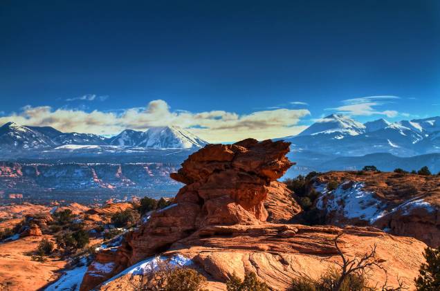 <strong>Utah, <a href="https://viajeaqui.abril.com.br/paises/estados-unidos" target="_blank" rel="noopener">Estados Unidos</a></strong> O destaque do Estado é a cidade <strong>Moab</strong>, onde está a Slickrock, a trilha mais popular da região que possui cerca de 20 quilômetros de extensão. A Porcupine Rim, com aproximadamente 20 quilômetros, também está na lista de destinos dos ciclistas. Os caminhos contam com solo de terra batida, areia e penhascos estreitos onde é preciso ter cautela. Por se tratar de uma região desértica, onde os termômetros chegam facilmente aos 38°C, é essencial levar água para o passeio. Os melhores meses para viajar a Utah são de abril a outubro. <strong>Utah, <a href="https://viajeaqui.abril.com.br/paises/estados-unidos" target="_blank" rel="noopener">Estados Unidos</a></strong> O destaque do Estado é a cidade <strong>Moab</strong>, onde está a Slickrock, a trilha mais popular da região que possui cerca de 20 quilômetros de extensão. A Porcupine Rim, com aproximadamente 20 quilômetros, também está na lista de destinos dos ciclistas. Os caminhos contam com solo de terra batida, areia e penhascos estreitos onde é preciso ter cautela. Por se tratar de uma região desértica, onde os termômetros chegam facilmente aos 38°C, é essencial levar água para o passeio. Os melhores meses para viajar a Utah são de abril a outubro.