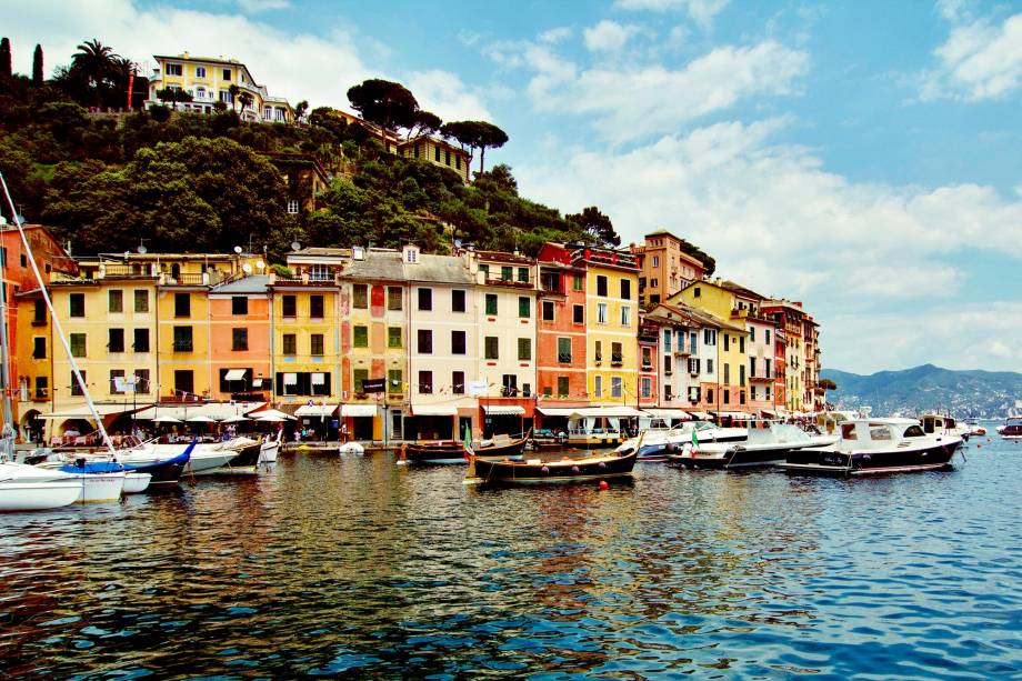 Debruçada sobre o mar, a charmosíssima <a href="https://viajeaqui.abril.com.br/cidades/italia-portofino" rel="Portofino">Portofino</a> é visitada por celebridades desde a época de Napoleão Bonaparte