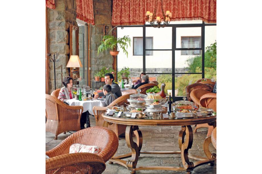 Chá e outras delícias servidas dentro das paredes grossas do Llao Llao Chá e outras delícias servidas dentro das paredes grossas do Llao Llao