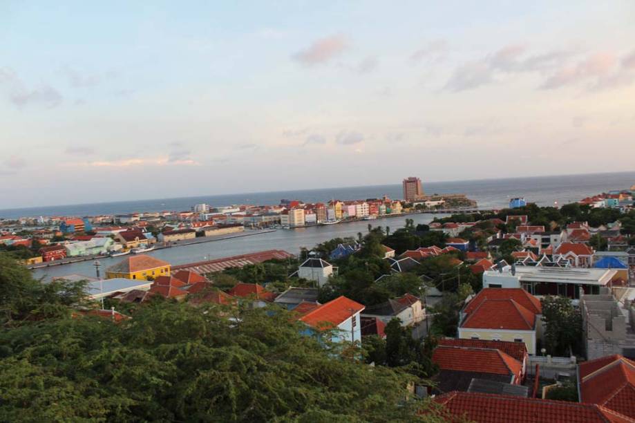 Willemstad é dividida em duas partes, Punta e Otrabanda, separadas pela baía de Santa Ana Willemstad é dividida em duas partes, Punta e Otrabanda, separadas pela baía de Santa Ana
