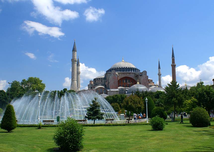 A Basílica de Santa Sofia, ou Aya Sofia, é um marco da passagem de dois impérios: o Bizantino e o Otomano A Basílica de Santa Sofia, ou Aya Sofia, é um marco da passagem de dois impérios: o Bizantino e o Otomano