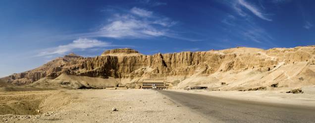 Vista geral de Deir-El-Bahari, onde encontra-se o templo mortuário da faraó Hatshepsut, em Luxor Vista geral de Deir-El-Bahari, onde encontra-se o templo mortuário da faraó Hatshepsut, em Luxor