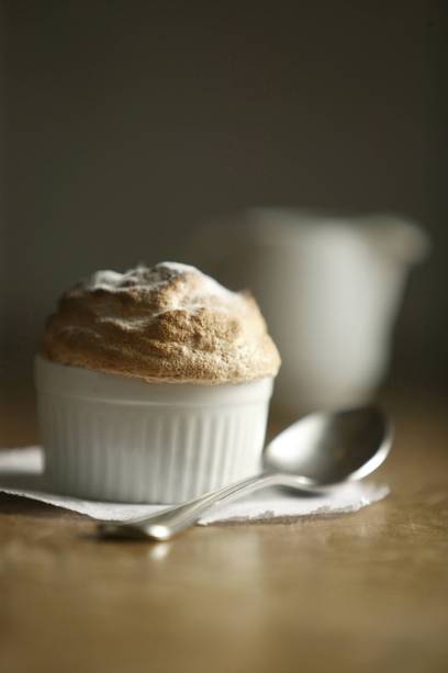 O <strong>suflê de goiabada com calda de catupiry</strong> é uma versão moderna que alguns restaurantes de <a href="https://viajeaqui.abril.com.br/cidades/br-sp-sao-paulo" rel="São Paulo" target="_self">São Paulo</a> fazem do popular <strong>romeu e julieta</strong> (queijo-de-minas com goiabada), como o da chef Carla Pernambuco, do <a href="https://viajeaqui.abril.com.br/estabelecimentos/br-sp-sao-paulo-restaurante-carlota" rel="Carlota" target="_self">Carlota</a>. A mistura entre os paladares doce e salgado é equilibrada. Após o cozimento, a colher quebra a superfície para chegar ao recheio derretido O <strong>suflê de goiabada com calda de catupiry</strong> é uma versão moderna que alguns restaurantes de <a href="https://viajeaqui.abril.com.br/cidades/br-sp-sao-paulo" rel="São Paulo" target="_self">São Paulo</a> fazem do popular <strong>romeu e julieta</strong> (queijo-de-minas com goiabada), como o da chef Carla Pernambuco, do <a href="https://viajeaqui.abril.com.br/estabelecimentos/br-sp-sao-paulo-restaurante-carlota" rel="Carlota" target="_self">Carlota</a>. A mistura entre os paladares doce e salgado é equilibrada. Após o cozimento, a colher quebra a superfície para chegar ao recheio derretido