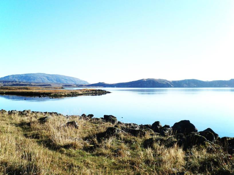 <strong><a href="https://www.booking.com/hotel/is/holiday-cottage-in-thingvellir.en-gb.html" rel="Thingvellir Lake Cottage">Thingvellir Lake Cottage</a>, Parque Nacional de Thingvellir, Islândia (Norte da Muralha) </strong>Ainda pela muralha, o Thingvellir Lake Cottage fica à beira do impressionante lago de Thingvellir, também utilizado com frequência como local de filmagens para as cenas que envolvem o Norte da Muralha de Game of Thrones. Melhor do que na série, esta casa conta com luxos tais quais uma banheira de hidromassagem, ficando a somente 65km de Reykjavík, capital da Islândia. Como se fosse pouca coisa, quem estiver disposto a dirigir por 30 minutos pode conferir o Parque Nacional Thingvellir, também utilizado como locação para as gravações da saga.