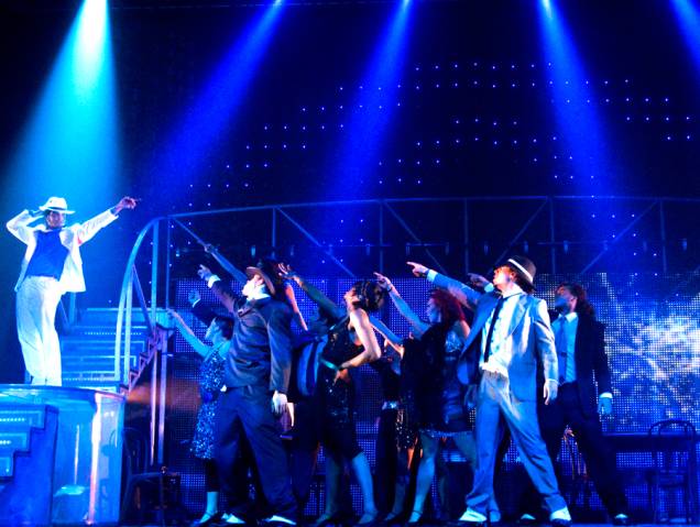<strong>Thriller Live</strong><br />O musical tributo a Michael Jackson que fez sucesso no West End, em Londres, tem estreia prevista no Brasil para julho de 2012. O show traz clássicos do Rei do Pop como <em>Rock With You</em>, <em>Billie Jean</em>, <em>Il’l be There</em>, <em>Beat It</em> e <em>Thriller</em>, que dá nome ao musical. A turnê deve iniciar no Rio de Janeiro. <em><a href="https://www.thrillerlivebrasil.com.br/" rel="www.www.thrillerlivebrasil.com.br" target="_blank">www.thrillerlivebrasil.com.br</a></em> <strong>Thriller Live</strong><br />O musical tributo a Michael Jackson que fez sucesso no West End, em Londres, tem estreia prevista no Brasil para julho de 2012. O show traz clássicos do Rei do Pop como <em>Rock With You</em>, <em>Billie Jean</em>, <em>Il’l be There</em>, <em>Beat It</em> e <em>Thriller</em>, que dá nome ao musical. A turnê deve iniciar no Rio de Janeiro. <em><a href="https://www.thrillerlivebrasil.com.br/" rel="www.www.thrillerlivebrasil.com.br" target="_blank">www.thrillerlivebrasil.com.br</a></em>