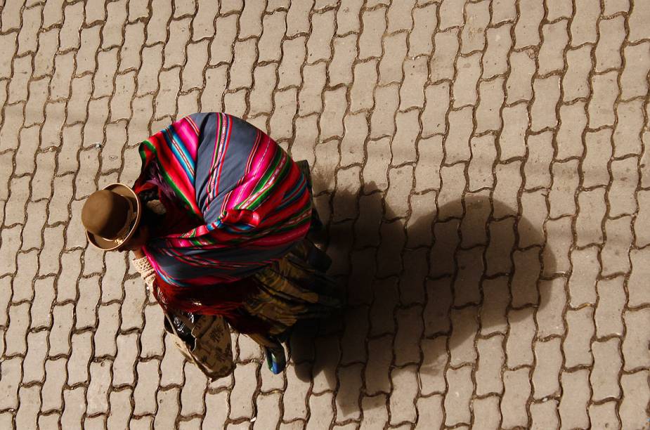 Mulher indígena de La Paz caminha com sua típica trouxa colorida pelas ruas do centro da capital boliviana Mulher indígena de La Paz caminha com sua típica trouxa colorida pelas ruas do centro da capital boliviana