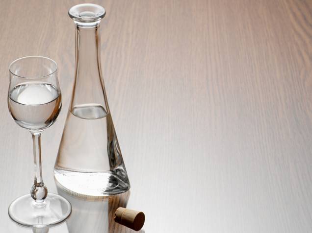 <strong>Grappa </strong><strong>–</strong><strong> <a href="https://viajeaqui.abril.com.br/paises/italia" rel="Itália" target="_blank">Itália</a></strong><br /> Essa arde. A carinha transparente sem graça esconde sua verdadeira face. Destilado elaborado com a fermentação da bagaça da uva, a grappa atinge teores alcoólicos explosivos. Apreciada como digestivo, é adicionada ao espresso no <em>caffé corretto</em>. Uma bebida similar à grappa é a <strong>bagaceira portuguesa</strong>.<br /> <strong>Teor alcoólico médio:</strong> 40 a 60% <strong>Grappa </strong><strong>–</strong><strong> <a href="https://viajeaqui.abril.com.br/paises/italia" rel="Itália" target="_blank">Itália</a></strong><br /> Essa arde. A carinha transparente sem graça esconde sua verdadeira face. Destilado elaborado com a fermentação da bagaça da uva, a grappa atinge teores alcoólicos explosivos. Apreciada como digestivo, é adicionada ao espresso no <em>caffé corretto</em>. Uma bebida similar à grappa é a <strong>bagaceira portuguesa</strong>.<br /> <strong>Teor alcoólico médio:</strong> 40 a 60%