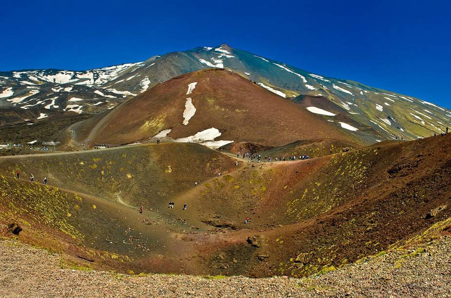 <strong>Sicilia, <a href="https://viajeaqui.abril.com.br/paises/italia" target="_blank" rel="noopener">Itália</a></strong> Imagine pedalar pelas formações rochosas de um dos mais altos vulcões do mundo, e que ainda está ativo. Para quem gosta de aventura, percorrer uma trilha de bicicleta em terreno uniforme, partindo da cratera do <a href="https://viajeaqui.abril.com.br/cidades/italia-catania" target="_blank" rel="noopener">Etna</a> a mais de 3 quilômetros de altura, é o passeio ideal pela ilha italiana. Devido aos pontos de alta inclinação, é possível usar um teleférico ou jipe no trajeto de subida. <strong>Sicilia, <a href="https://viajeaqui.abril.com.br/paises/italia" target="_blank" rel="noopener">Itália</a></strong> Imagine pedalar pelas formações rochosas de um dos mais altos vulcões do mundo, e que ainda está ativo. Para quem gosta de aventura, percorrer uma trilha de bicicleta em terreno uniforme, partindo da cratera do <a href="https://viajeaqui.abril.com.br/cidades/italia-catania" target="_blank" rel="noopener">Etna</a> a mais de 3 quilômetros de altura, é o passeio ideal pela ilha italiana. Devido aos pontos de alta inclinação, é possível usar um teleférico ou jipe no trajeto de subida.