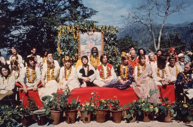 Os Beatles e suas esposas posam com o guru Maharishi Mahesh Yogi, em Rishikesh, em março de 1968 Os Beatles e suas esposas posam com o guru Maharishi Mahesh Yogi, em Rishikesh, em março de 1968