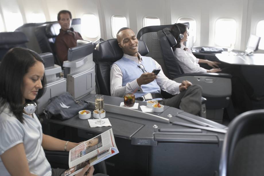 <strong>American Airlines</strong>    Flagship Suite é o nome do assento do serviço de primeira classe da American Airlines, com 1,83 metro de comprimento. As poltronas reclináveis se transformam em camas, têm lâmpadas de leitura e tomadas individuais. Os passageiros de primeira classe recebem fones de ouvido com isolamento acústico, edredons e entretenimento de bordo acompanham o viajante. No serviço de bordo, as cartas de vinho são selecionadas pelo consultor sommelier Ken Chase. Nas viagens entre Estados Unidos e países da América do Sul, por exemplo, são servidos rótulos como Deep Sea Cabernet Sauvignon, Groom Adelaide Hills Sauvignon Blanc e LEcole n.° 41 Chardonnay. Os clientes de primeira classe da American Airlines têm acesso VIP aos lounges e assistência personalizada do check-in ao embarque.<br />       <strong>Quanto custa:</strong> a passagem de ida e volta entre São Paulo e Nova York custa a partir de R$ 10.566