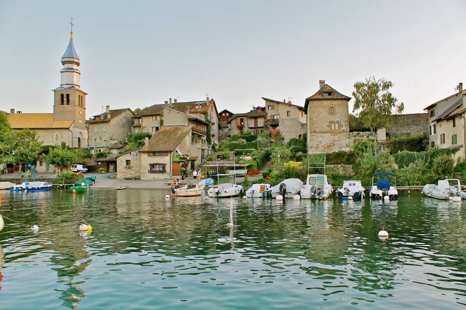 O vilarejo de pescadores do Lago Lemano também é fortificado. A graça está nas vielinhas estreitas, nas casas de pedra e na herança medieval, escancarada a qualquer um. Na primavera as flores aparecem e deixam a aldeia ainda mais encantadora O vilarejo de pescadores do Lago Lemano também é fortificado. A graça está nas vielinhas estreitas, nas casas de pedra e na herança medieval, escancarada a qualquer um. Na primavera as flores aparecem e deixam a aldeia ainda mais encantadora