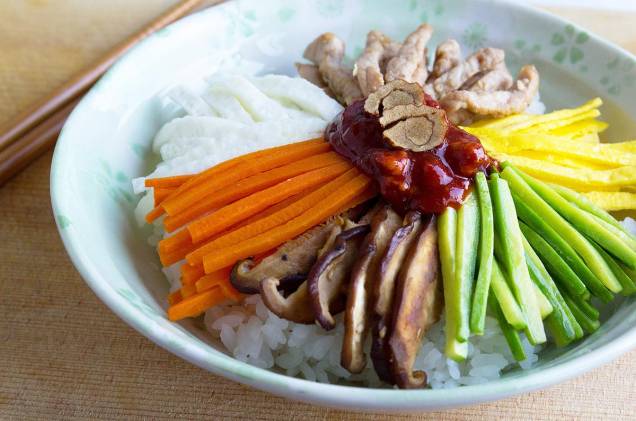<strong>Bibimbap</strong> Esse prato é a cara da Coreia - e por isso, é um dos mais famosos da região. Ele vem com legumes salteados, carne bovina e arroz, com um toque de óleo de gergelim. Mas não é um mexidão: os ingredientes são dispostos no prato harmonicamente <strong>Bibimbap</strong> Esse prato é a cara da Coreia - e por isso, é um dos mais famosos da região. Ele vem com legumes salteados, carne bovina e arroz, com um toque de óleo de gergelim. Mas não é um mexidão: os ingredientes são dispostos no prato harmonicamente