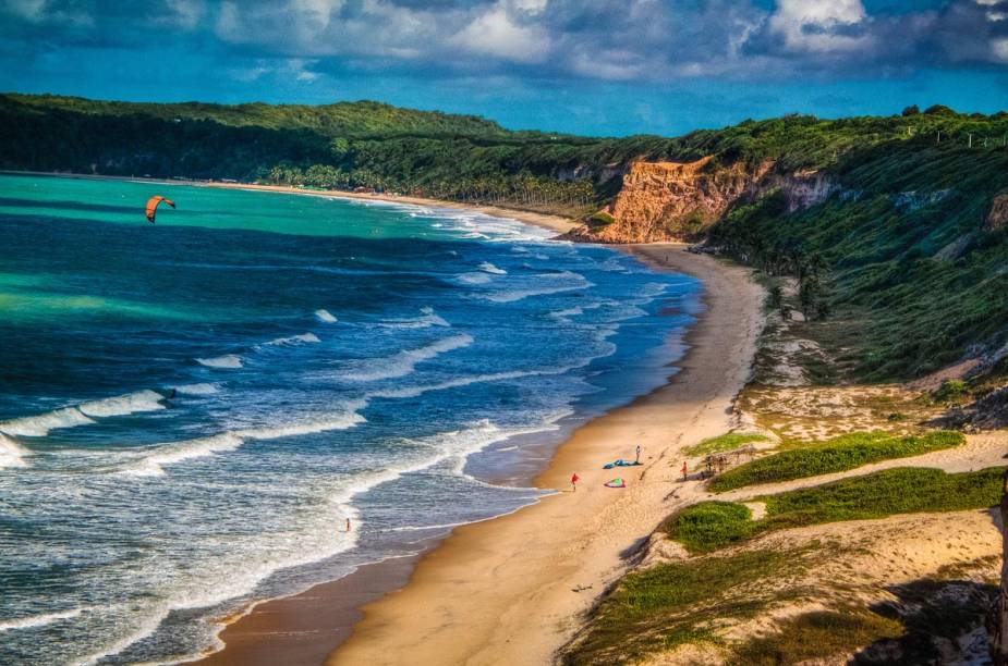 Turistas do mundo inteiro são atraídos pelas águas azuis-esverdeadas das praias de Pipa – não é raro avistar golfinhos