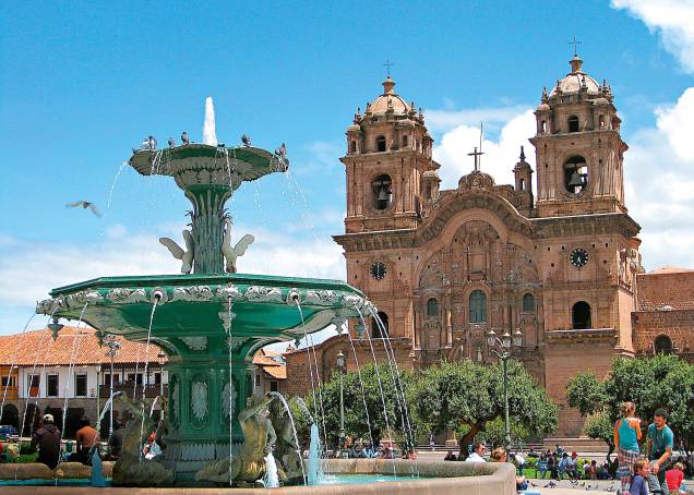 <strong>Plaza de Armas</strong>Explore vagarosamente toda a extensão da Plaza de Armas, ponto central da cidade, com lojas e bares interessantes, além das igrejas que dão para a praça. Uma visita à Catedral, que levou mais de 100 anos para ficar pronta, é obrigatória! <strong>Plaza de Armas</strong>Explore vagarosamente toda a extensão da Plaza de Armas, ponto central da cidade, com lojas e bares interessantes, além das igrejas que dão para a praça. Uma visita à Catedral, que levou mais de 100 anos para ficar pronta, é obrigatória!
