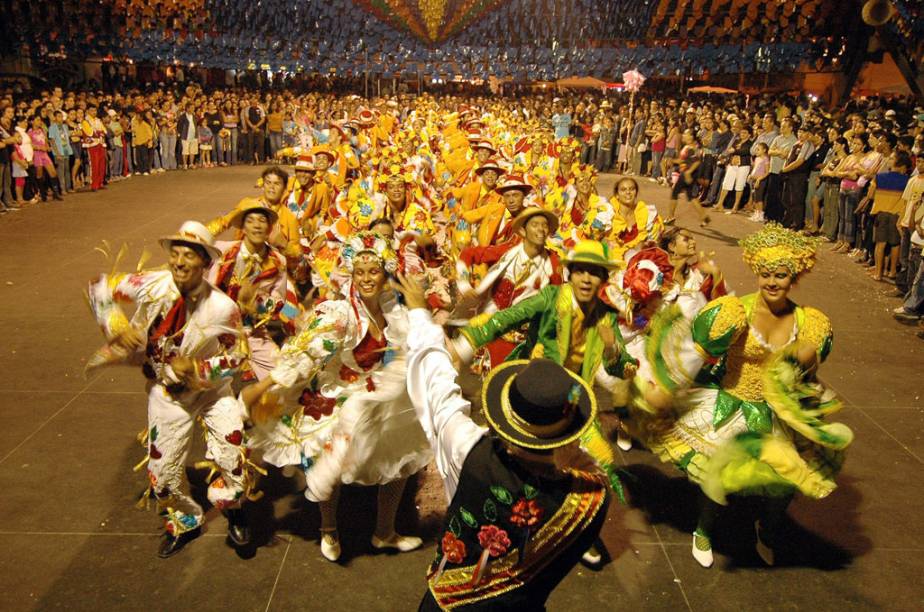 Apresentação da quadrilha Tradição da Serra na festa junina de Campina Grande