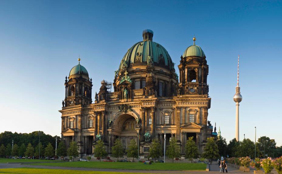 A Catedral Berliner Dom começou a ser construída em 1895, mas só ficou pronta 11 anos mais tarde. À direita da catedral está a futurista torre de TV Fernsehturm, um dos orgulhos da extinta República Democrática Alemã