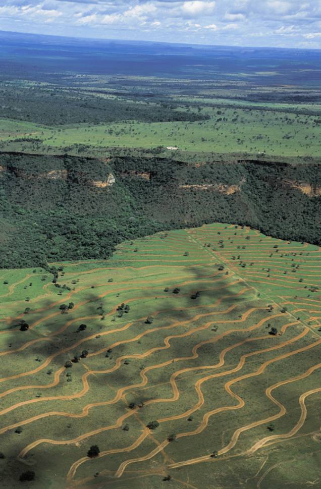 Vista aérea do Parque Nacional da Chapada dos Guimarães, rico em formações rochosas e cachoeiras Vista aérea do Parque Nacional da Chapada dos Guimarães, rico em formações rochosas e cachoeiras