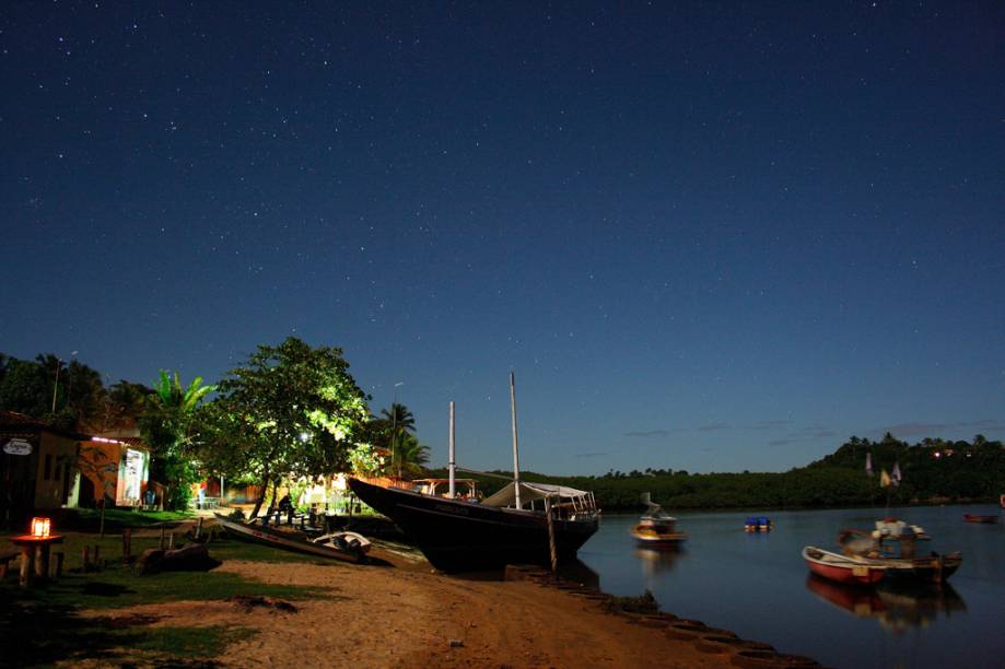 <strong>7. <a href="/cidades/br-ba-caraiva" target="_blank">Caraíva</a> (3 dias)</strong> Deixe o carro de um lado do Rio Caraíva e embarque num bote. Este paraíso requer caminhadas por areias fofas até praias lindas e pacatas, onde a eletricidade é a maior novidade do mundo. Dá para explorar os arredores em barcos ou bugues. E não se pode perder o forró à noitinha