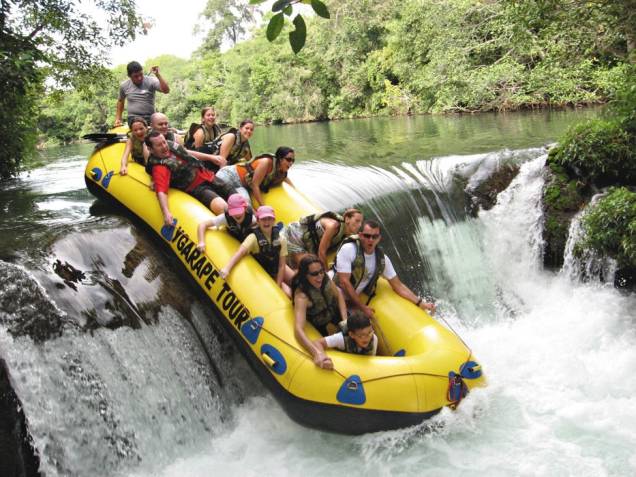 No passeio de bote pelo <strong>Rio Formoso</strong>, o turista enfrenta corredeiras leves e com pouco declive No passeio de bote pelo <strong>Rio Formoso</strong>, o turista enfrenta corredeiras leves e com pouco declive
