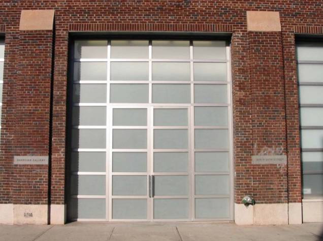 <strong>Galerias do Chelsea</strong> (<a href="https://chelseagallerymap.com" target="_blank" rel="noopener">mapa das galerias</a>) No calor, o tour pelas galerias de arte do bairro do Chelsea pode ser bem interessante: são quase 210 espaços (com ar-condicionado!) que abrigam exposições de arte contemporânea temporárias e permanentes. A maioria delas fica localizada nos arredores do <a href="https://viajeaqui.abril.com.br/estabelecimentos/estados-unidos-nova-york-atracao-high-line-park" target="_blank" rel="noopener">High Line Park</a>. Não deixe de conferir a Barbara Gladstone Gallery, <a href="https://viajeaqui.abril.com.br/estabelecimentos/estados-unidos-nova-york-atracao-gagosian-gallery" target="_blank" rel="noopener">Gagosian Gallery </a>(foto) e Matthew Marks Gallery <strong>Galerias do Chelsea</strong> (<a href="https://chelseagallerymap.com" target="_blank" rel="noopener">mapa das galerias</a>) No calor, o tour pelas galerias de arte do bairro do Chelsea pode ser bem interessante: são quase 210 espaços (com ar-condicionado!) que abrigam exposições de arte contemporânea temporárias e permanentes. A maioria delas fica localizada nos arredores do <a href="https://viajeaqui.abril.com.br/estabelecimentos/estados-unidos-nova-york-atracao-high-line-park" target="_blank" rel="noopener">High Line Park</a>. Não deixe de conferir a Barbara Gladstone Gallery, <a href="https://viajeaqui.abril.com.br/estabelecimentos/estados-unidos-nova-york-atracao-gagosian-gallery" target="_blank" rel="noopener">Gagosian Gallery </a>(foto) e Matthew Marks Gallery